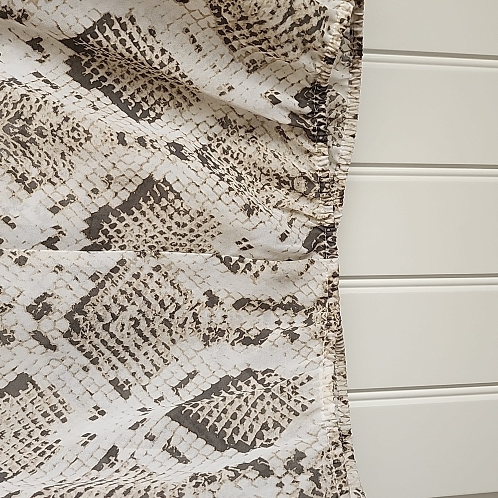 Chic Snake Print Blouse - Picture 4 of 4